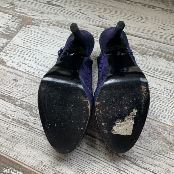 Stuart Weitzman Brocade Satin open toe heels - Picture 6 of 6